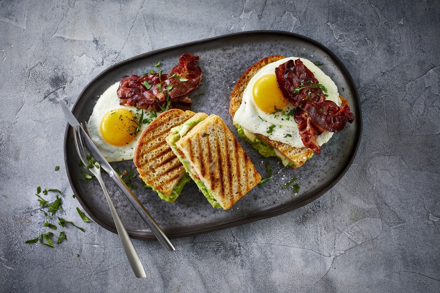 Avocado-Toast mit Bacon und Spiegeleiern