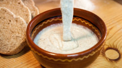 Cashew-Creme auf Vollkorntoast