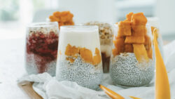 Chia-Pudding mit Mandelmilch und Mango