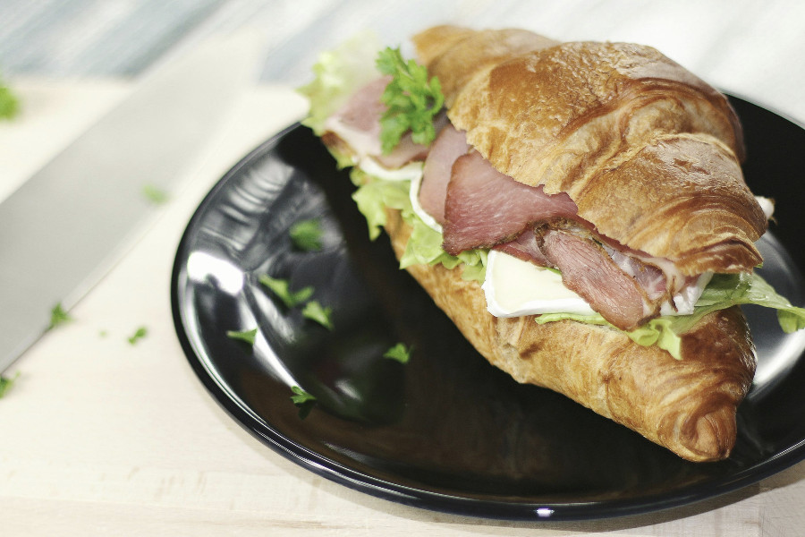 Croissant-Sandwich mit Meerrettichcreme