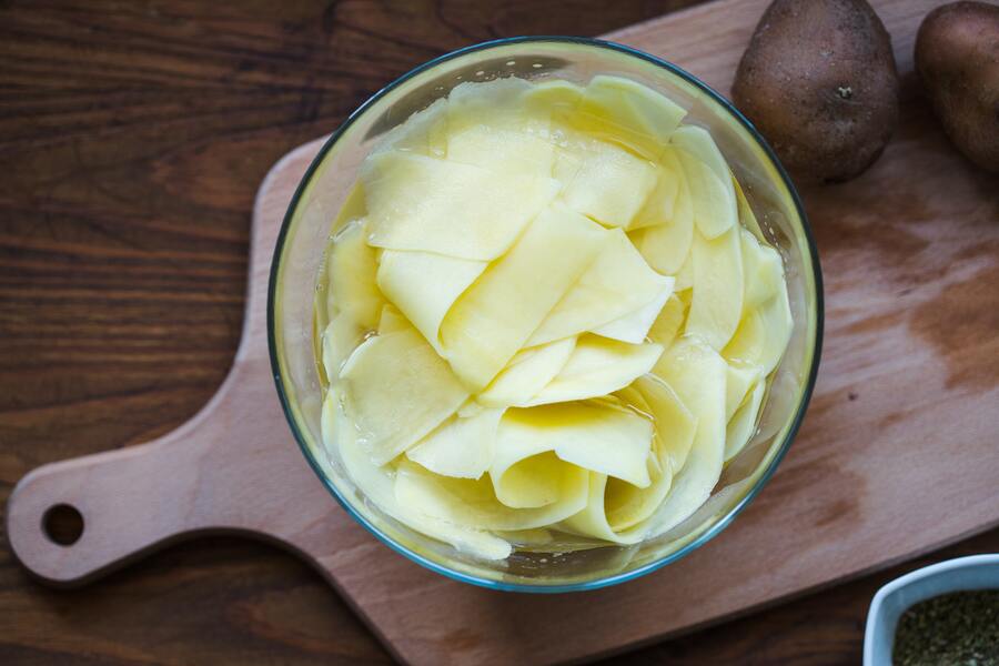 Dünne Kartoffelscheiben für Gratin