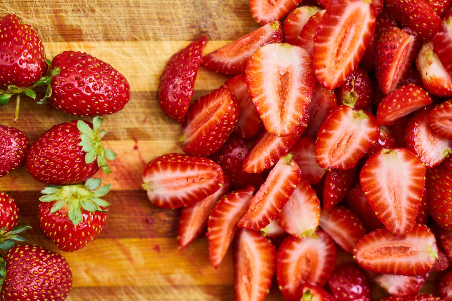 Erdbeeren halbieren