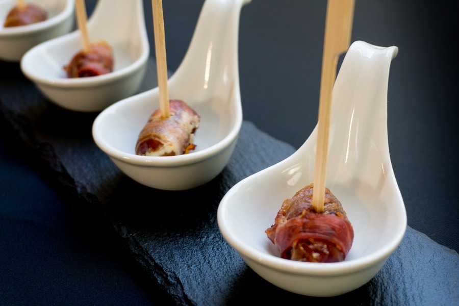 Gefüllte Datteln mit Ziegenkäse und Speck