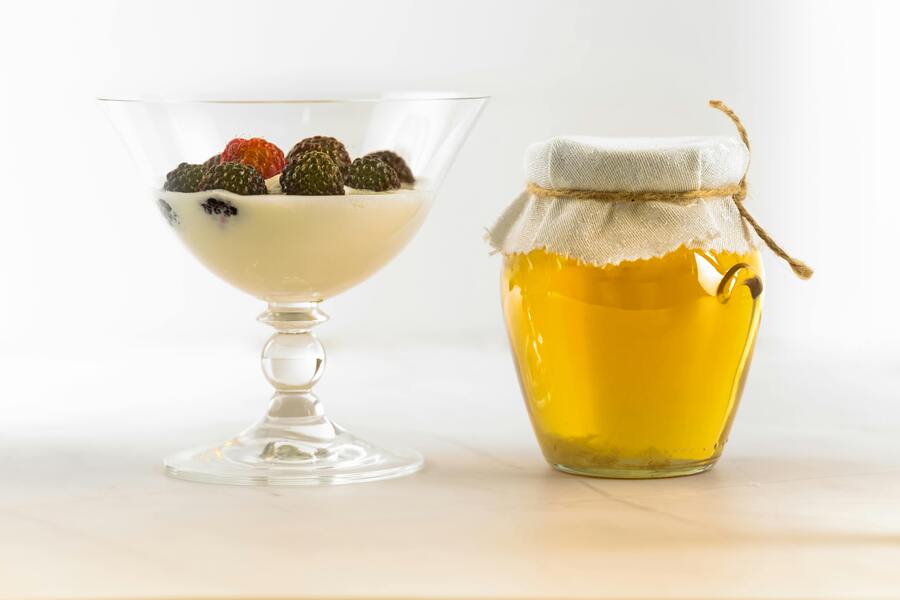Griechischer Joghurt mit gerösteten Mandeln, Beeren und Honig