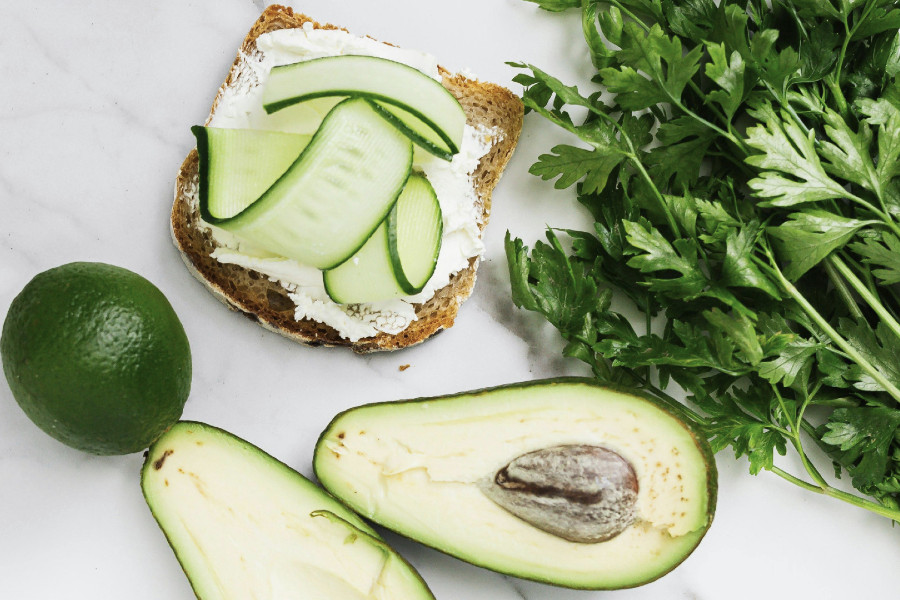 Gurken-Sandwich mit Avocado