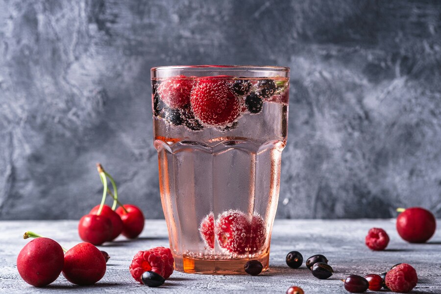 Gurkenwasser mit Beeren