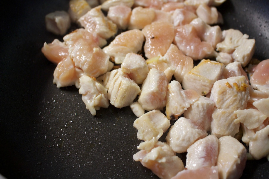 Hähnchenfleisch anbraten
