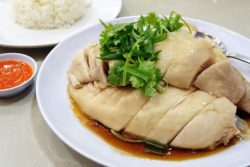 Hainanese Chicken Rice servieren