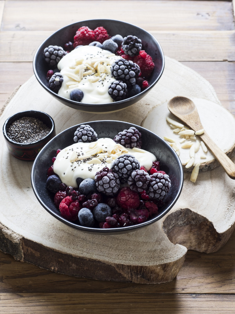 Joghurt mit Chiasamen und Beeren