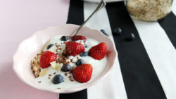 Joghurt mit Granola und Beeren