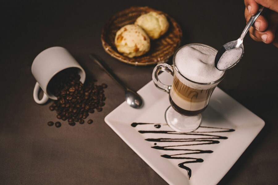 Käsebrot mit Kaffee serviert