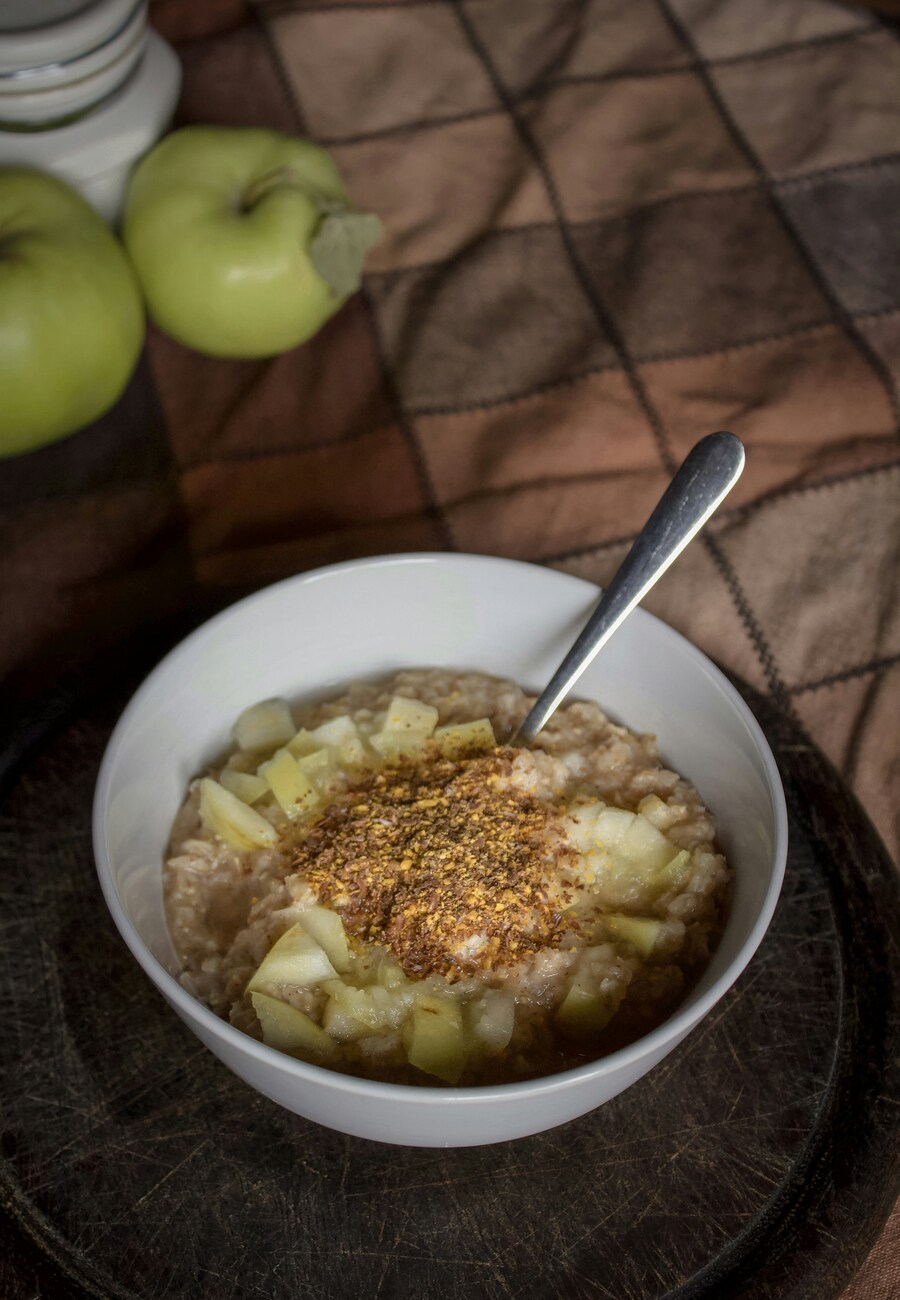 Kardamom-Porridge mit Apfel und Zimt