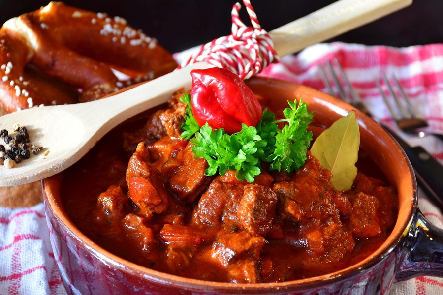 Klassischer Rindergulasch mit Lorbeer