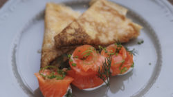 Lachs mit Dill auf Blinis