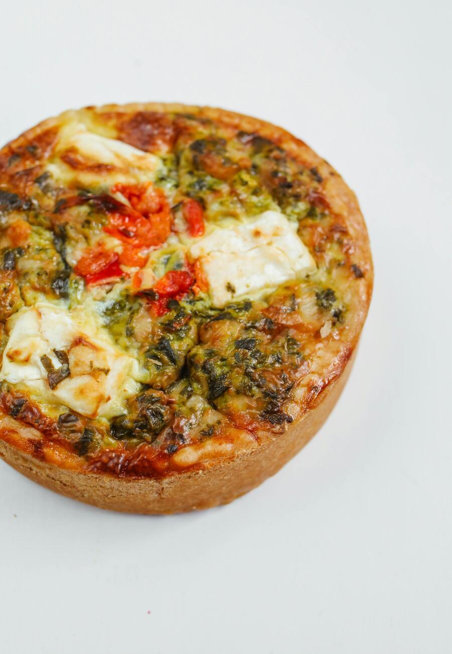 Mini-Quiches mit Spinat, Feta und Kräutern