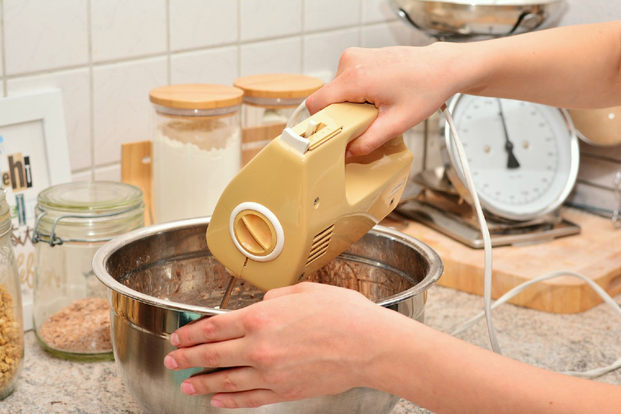 Mit Handmixer rühren