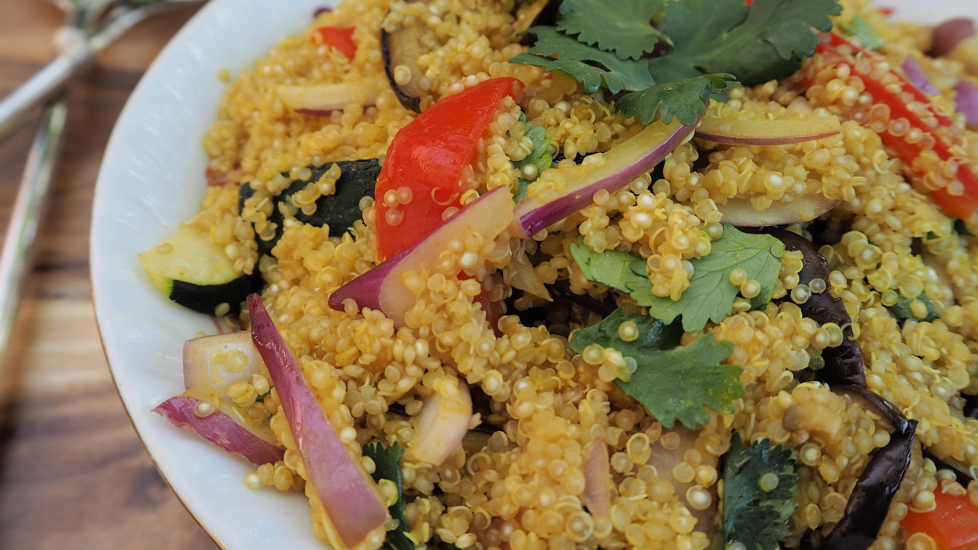 Quinoa-Salat mit geröstetem Gemüse - Happy Lemuro