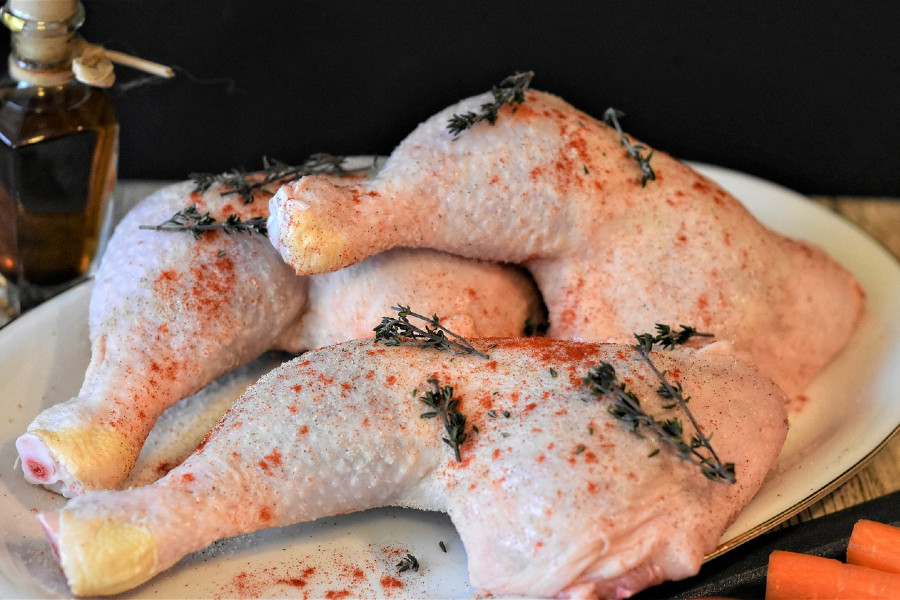 Rohe Hühnerschenkel