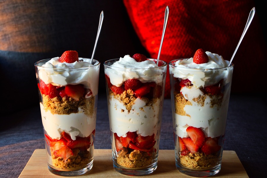 Schichtjoghurt mit Granola und Beeren im Glas