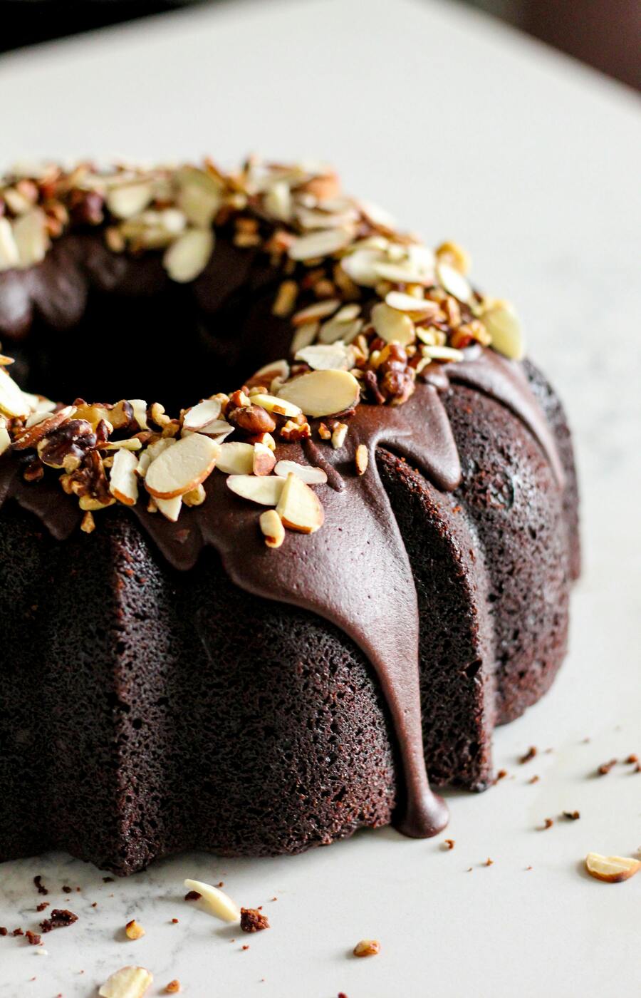 Schoko-Bananen-Kuchen mit Nüssen und Schokoglasur