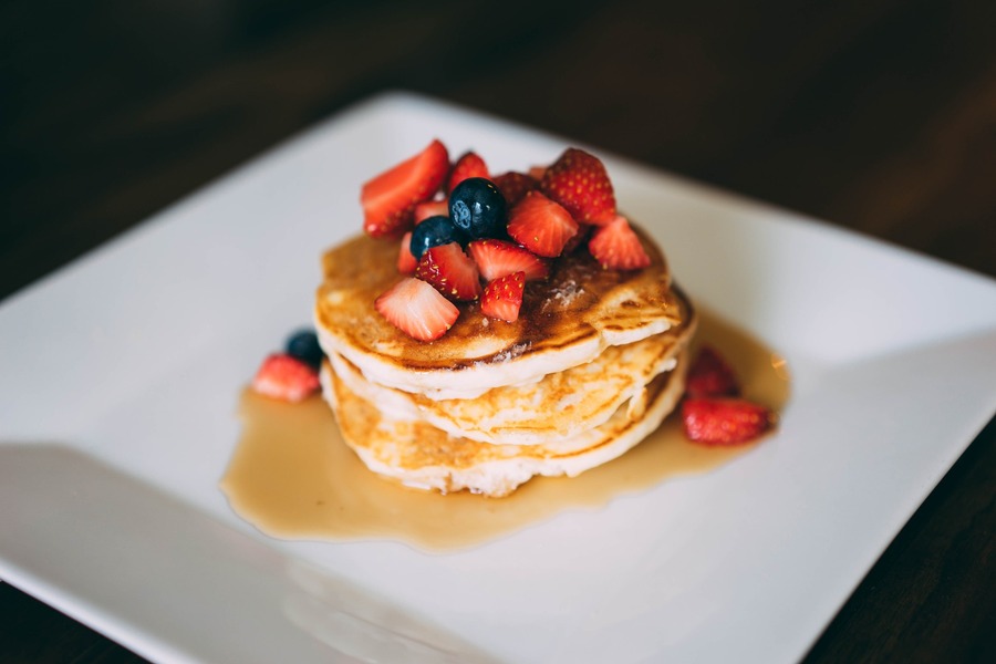 Süße Pancakes mit Ahornsirup