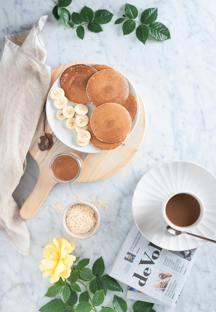 Vegane Protein-Pancakes servieren