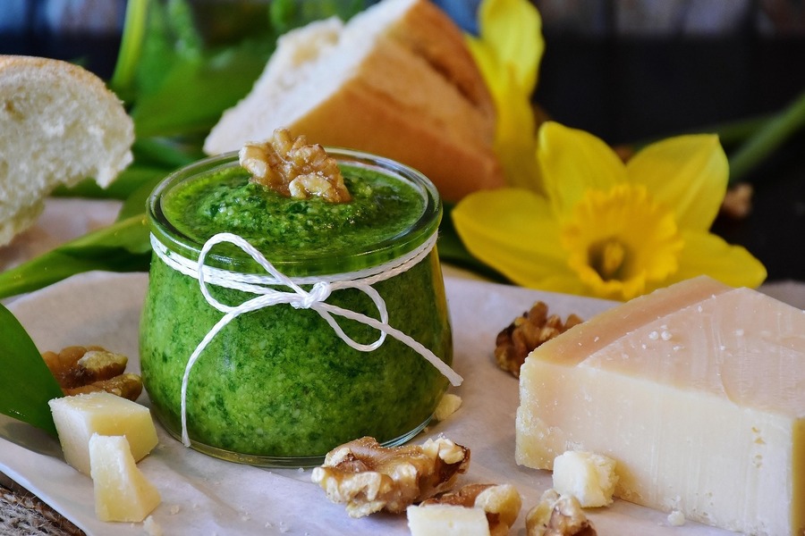 Zitronenmelisse-Pesto