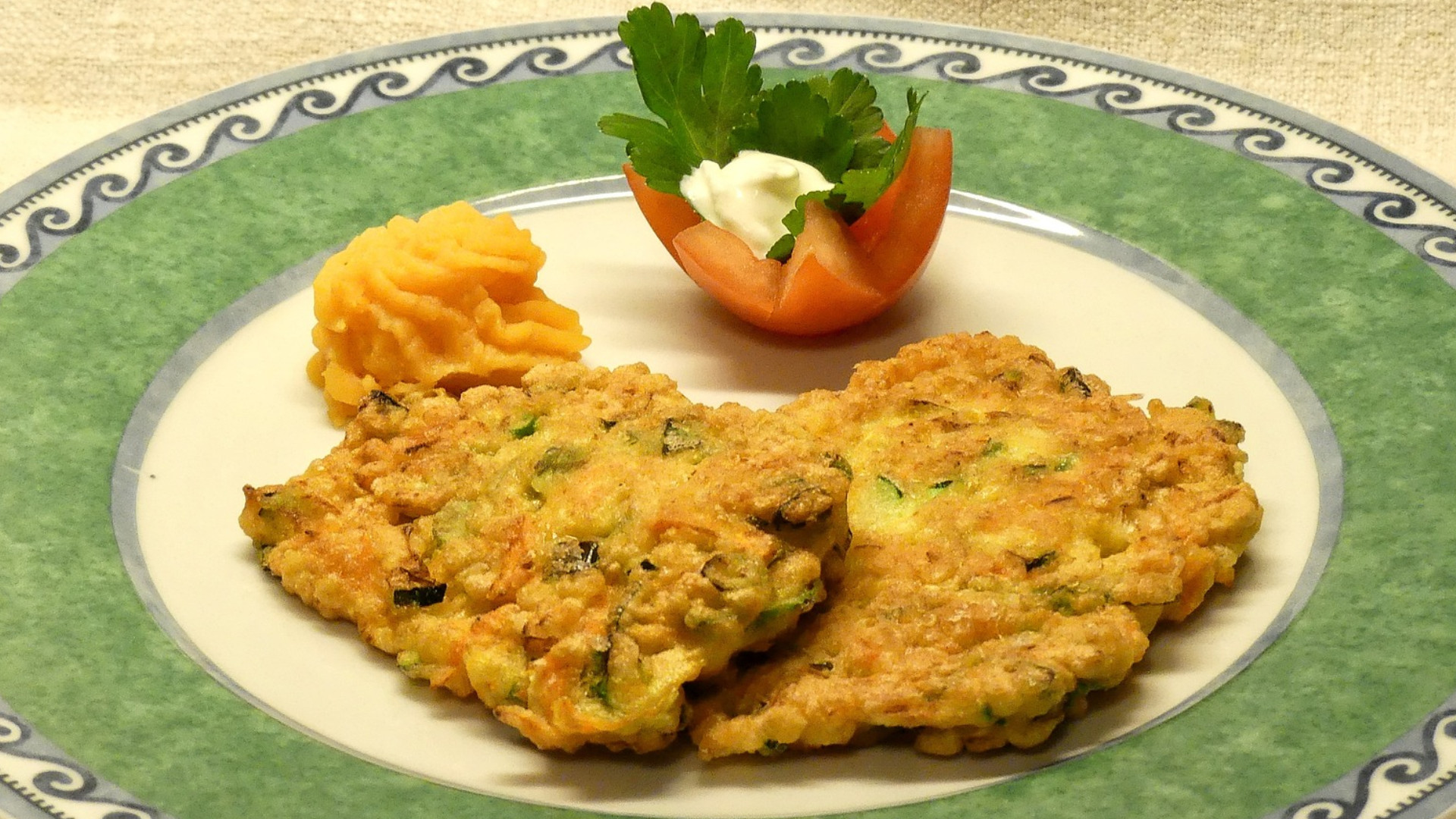 Zucchinipuffer mit Joghurtdip - Happy Lemuro