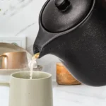 Teekanne mit 1,2l Volumen und integriertem Sieb aus Keramik Schwarz (Anthrazit)